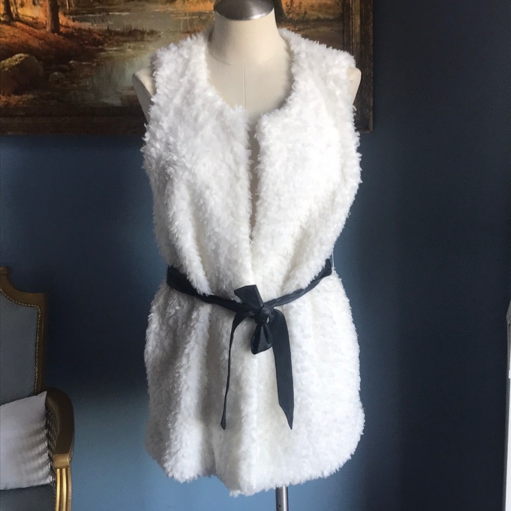 NWOT Moon Collection white teddy vest, fluffy cozy black faux leather belt Sz L